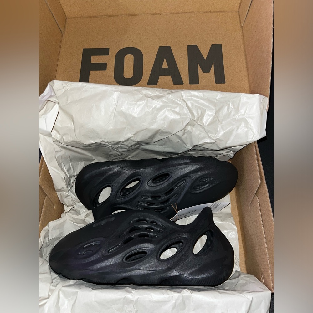 COPY - ***NWT*** Kids Onyx YEEZY Foam Runners size 13K